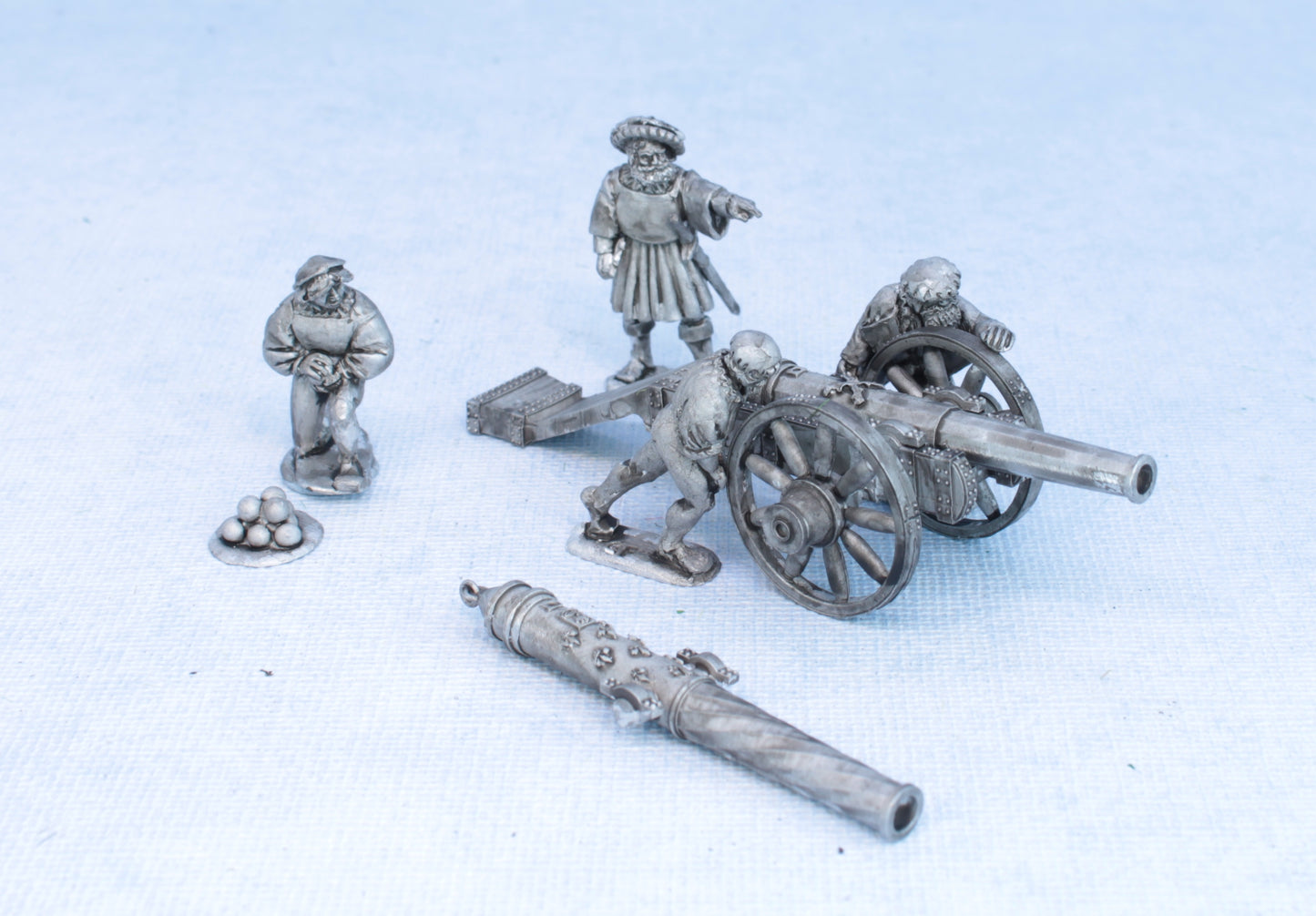 ART 02. Demi Culverin with crew, manhandling gun